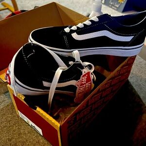 Youth Vans - Classic Black Ward style in size 4